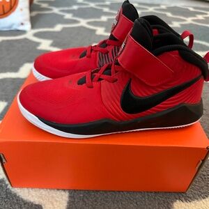 Nike team hustle d9 sneakers